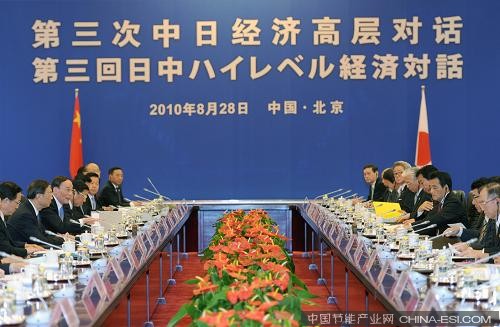 8月28日,國務院副總理王岐山在北京人民大會堂與日本外相岡田克也共同主持第三次中日經濟高層對話。新華社記者 張鐸 攝